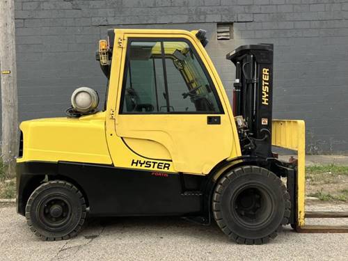 For Rent 10000 lbs - 111" lift - Gas/Propane - Indoor/Outdoor Pneumatic Tires