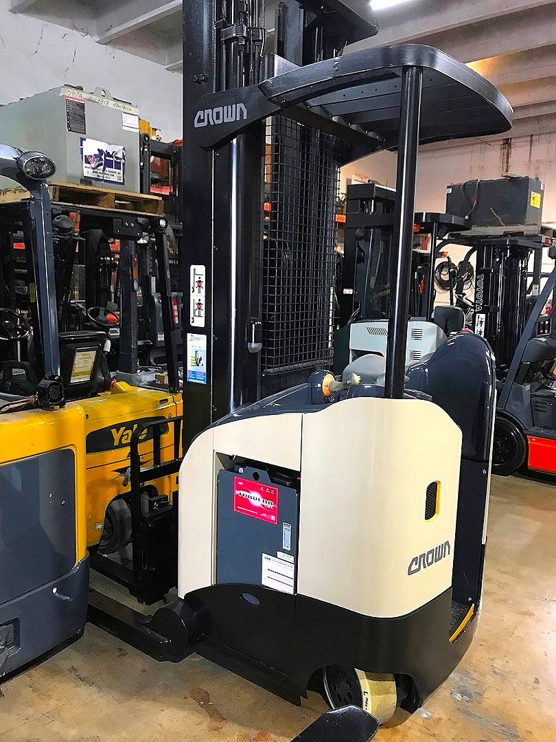 2012 Electric Crown RD572530 Electric Narrow Aisle Single Reach