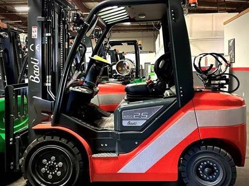 For Rent 5000 lbs - 189" lift - Gas/Propane - Indoor/Outdoor Pneumatic Tires