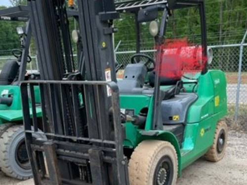 For Rent 11000 lbs - 189" lift - Gas/Propane - Indoor/Outdoor Pneumatic Tires