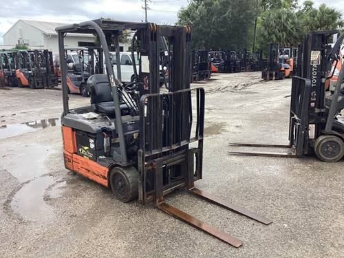 For Rent 3000 lbs - 170" lift -  Electric -  Electric 3 Wheel Sit Down