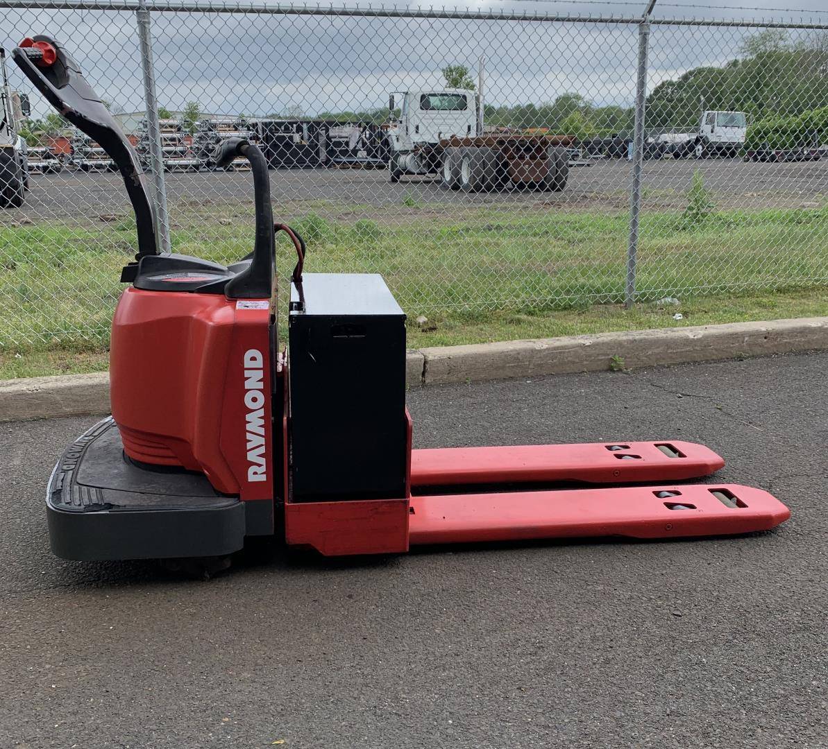 Electric Raymond 840FRE60L Electric Walkie/Rider Pallet Jack