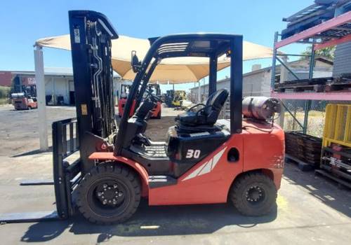 For Rent 6000 lbs - 197" lift - Gas/Propane - Indoor/Outdoor Pneumatic Tires