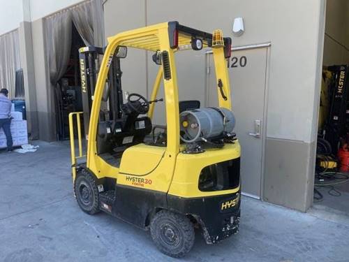 For Rent 3000 lbs - 186" lift - Gas/Propane - Indoor/Outdoor Pneumatic Tires