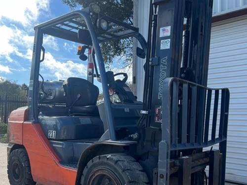 For Rent 6500 lbs - 187" lift - Gas/Propane - Indoor/Outdoor Pneumatic Tires