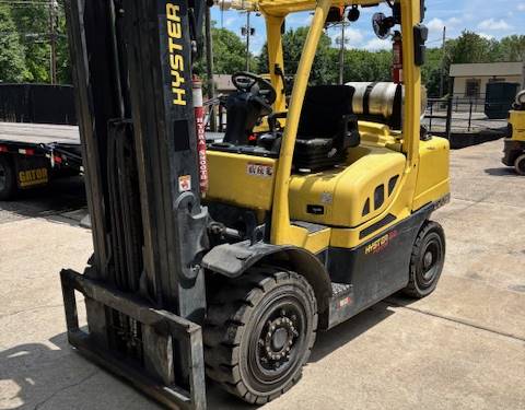 For Rent 8000 lbs - 186" lift - Gas/Propane - Indoor/Outdoor Pneumatic Tires