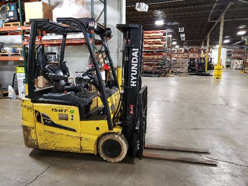 For Rent 3000 lbs - 171" lift -  Electric -  Electric 3 Wheel Sit Down