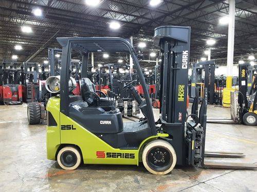 For Rent 5000 lbs - 258" lift - Gas/Propane - Indoor Warehouse