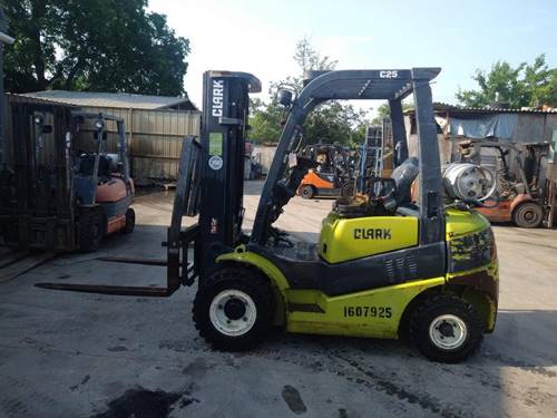 For Rent 5000 lbs - 189" lift - Gas/Propane - Indoor/Outdoor Pneumatic Tires