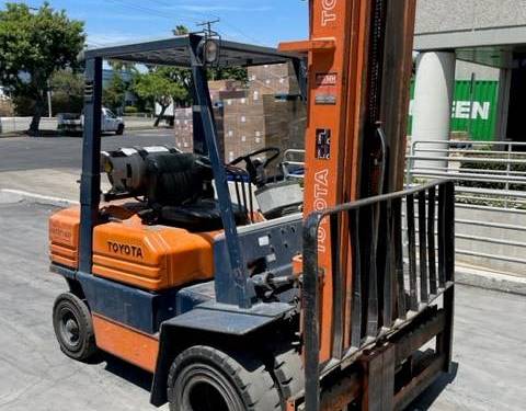 For Rent 5000 lbs - 236" lift - Gas/Propane - Indoor/Outdoor Pneumatic Tires