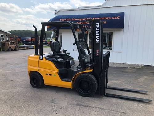 For Rent 6000 lbs - 189" lift -  Diesel - Indoor/Outdoor Pneumatic Tires