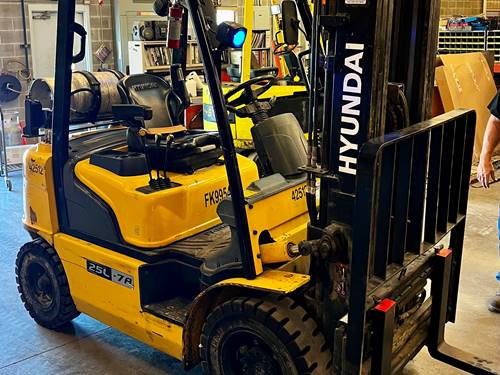 For Rent 5000 lbs - 185" lift - Gas/Propane - Indoor/Outdoor Pneumatic Tires