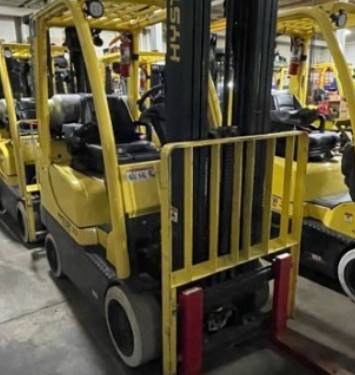 For Rent 3500 lbs - 198" lift - Gas/Propane - Indoor Warehouse