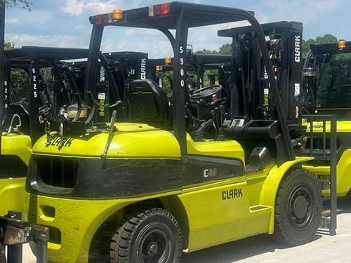 For Rent 8000 lbs - 177" lift - Gas/Propane - Indoor/Outdoor Pneumatic Tires