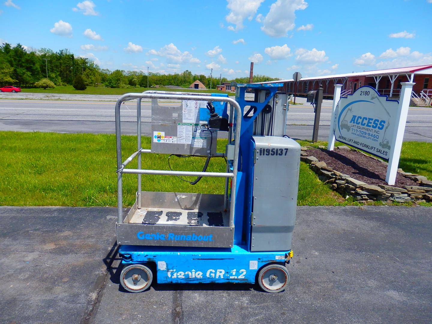 2011 Electric Genie GR12 Aerial Work Platform