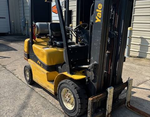 For Rent 4000 lbs - 171" lift - Gas/Propane - Indoor/Outdoor Pneumatic Tires