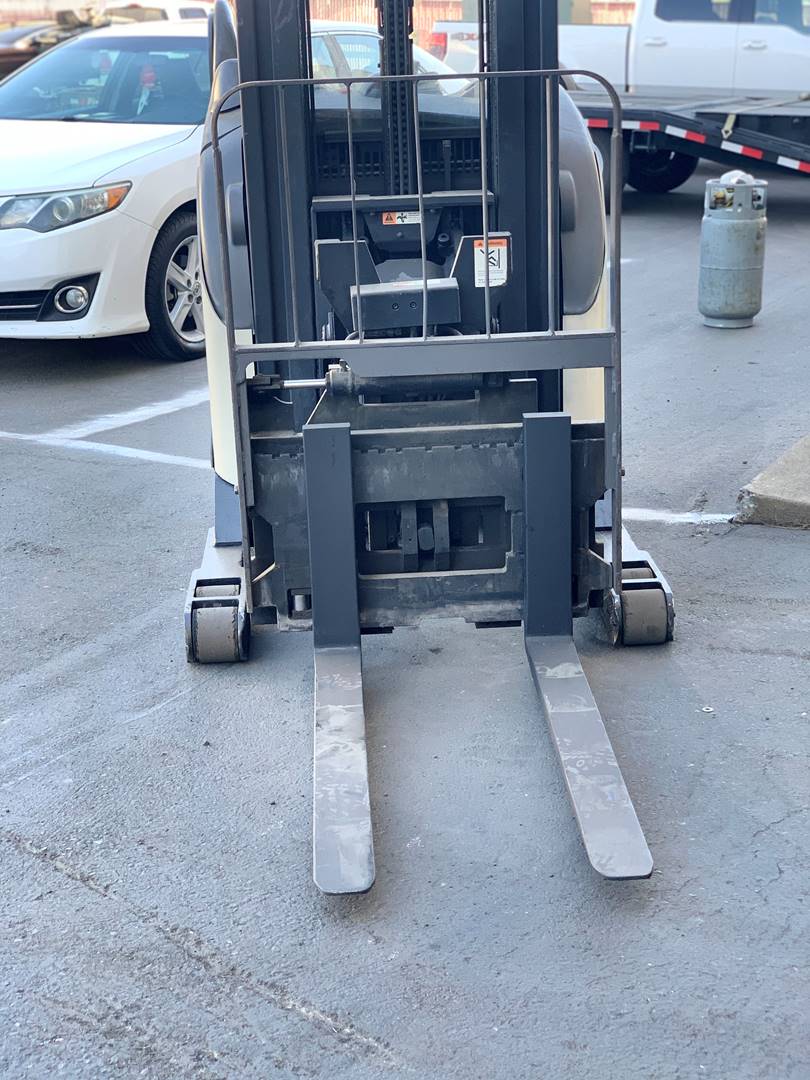 1999 Electric Crown RR5020-35 Electric Narrow Aisle Single Reach