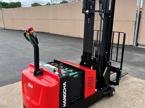 For Rent 4000 lbs - 157" lift -  Electric - Indoor Warehouse