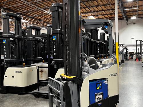 For Rent 3200 lbs - 321" lift -  Electric - Indoor Warehouse